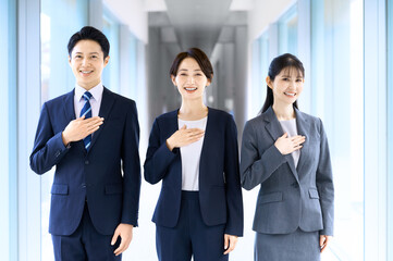 胸に手をあてるビジネスマン　チーム　男女
