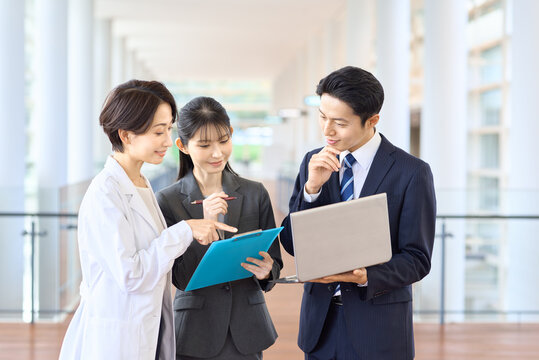 医者と営業のビジネスマン　製薬会社
