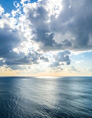 Obraz premium Vast ocean meeting a cloudy sky