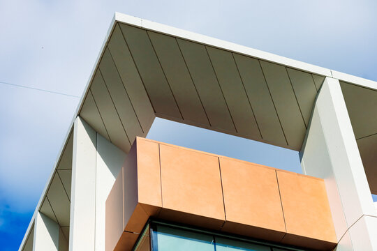 The building's fa&ccedil;ade is constructed of aluminum composite panels and HPL panels. The design is contemporary, with clean lines and contrasting colors.