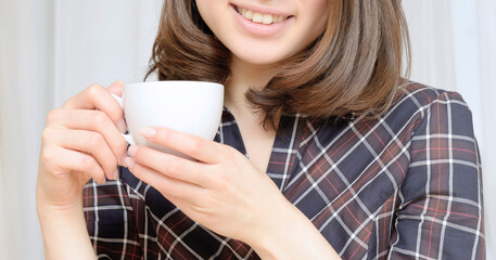 コーヒーを飲む若い日本人女性
