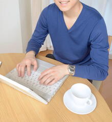 リビングルームでパソコンを操作する若い男性