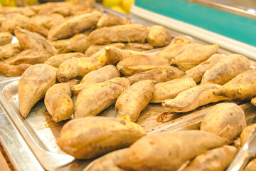 Obraz premium Boiled cassava or telo, Indonesian traditional snack on a supermarket display for sale.