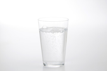 白背景に置かれた炭酸飲料