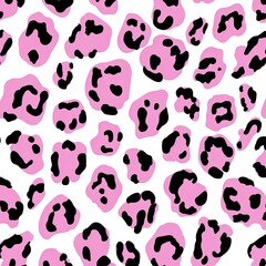 Fototapeta premium Pink leopard print pattern on white background