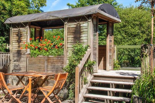 Abri en bois avec table et chaises de jardin