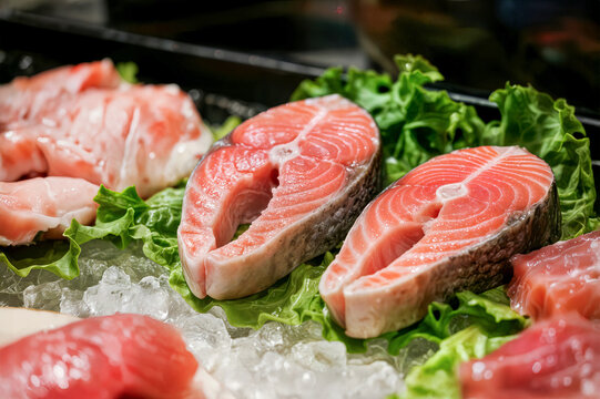 pieces of fresh red fish on ice concept trozos de pescado rojo fresco sobre hielo morceaux de poisson rouge frais sur glace concept somon balık balik baligi balığı