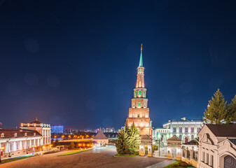 Obraz premium The ancient leaning red brick Syuyumbike Tower at night on the territory of the Kazan Kremlin. Russia