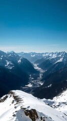 雪をかぶった山脈の頂上からの壮大な景色