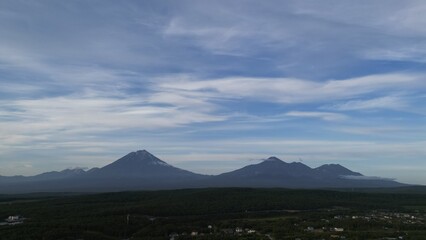 Naklejka premium A breathtaking landscape beautifully showcasing the majestic mountains set against a crystal clear sky