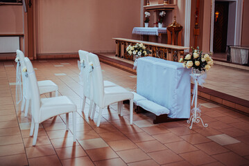 Dekoracje ślubne w kościele z białych róż