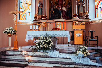 Dekoracje ślubne w kościele z białych róż © Franciszek