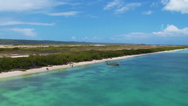 Playa y laguna Costinilla dento del parque nacional jaragua