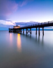 Obraz premium Pier at dawn, tranquil water reflections