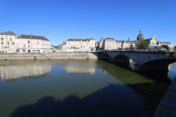 La rivière la Mayenne, ville de Chateau Gontier sur Mayenne, département de la Mayenne, France