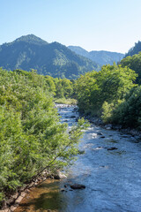 青空と緑に包まれた只見川