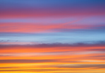 Obraz premium Vibrant sunset sky with stunning colors and soft clouds perfect for travel and design