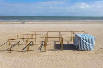 Cabines de plage, tentes rayées en bleu et blanc sur la plage de la Baule Escoublac en été en Loire atlantique en France  © jef 77