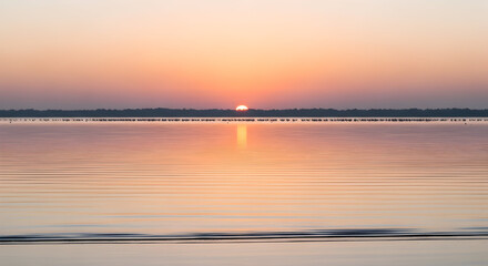 Obraz premium Sunrise to Seascape: Dramatic Coastal Sunrises, Palm Island, River Valleys, and Serene Beaches