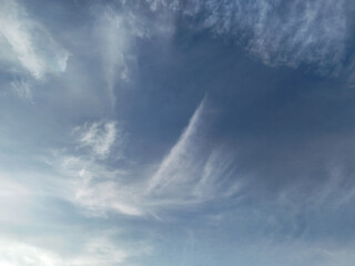 Obraz premium a clear blue sky with wispy, white cirrus clouds spread across it. 