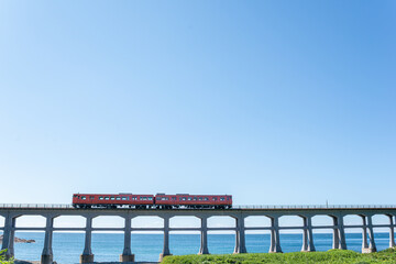 山口県　惣郷川橋梁を駆ける赤い列車