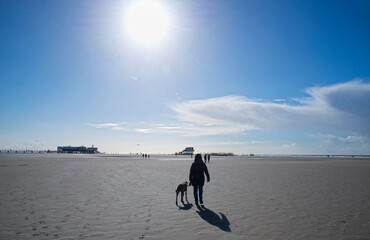 Strandspaziergang in St. Peter-Ording, Schleswig-Holstein, Deutschland