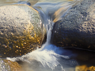 Acqua che Scorre come Seta tra Rocce Vulcaniche 1579