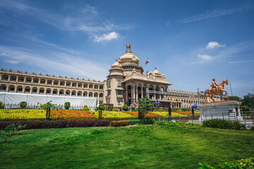 Obraz premium Front view of Vidhan Soudha in Bangalore, Karnataka. Vidhana Soudha as it is popularly known, houses the Legislative Assembly of the State of Karnataka