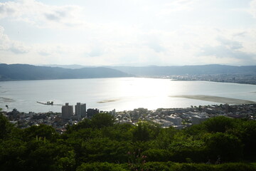 Obraz premium Lake Suwa and Cityscape from Tateishi Park in Nagano, Japan - 日本 長野 諏訪湖を見下ろす立石公園の丘から