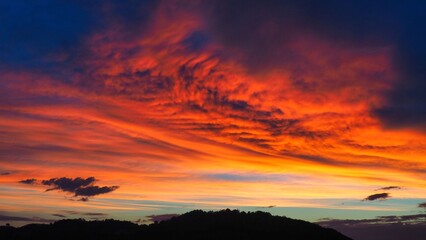 Magnifico tramonto rosso e giallo sulle colline parmensi