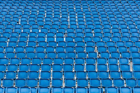blaue sitze in einer arena oder einem stadion