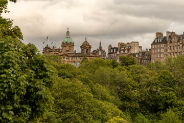 Obraz premium Eine Parkanlage und Gebäude im Zentrum von Edinburgh, Schottland