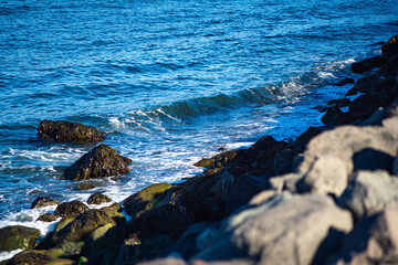 Naklejka premium Ocean waves breaking on rocky coast