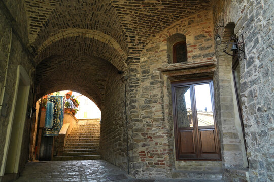 Il borgo medeievale fortifivicoli,coperticato di Arcevia,provincia di Ancona,Marche,Italia
