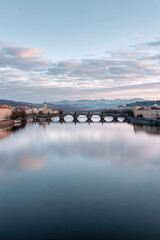 Obraz premium tranquil view of iconic bridges spanning over picturesque rivers in europe capital cities