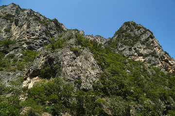 Panorama estivo della gola delle grotte di Frasassi, Ancona, Marche,Italia