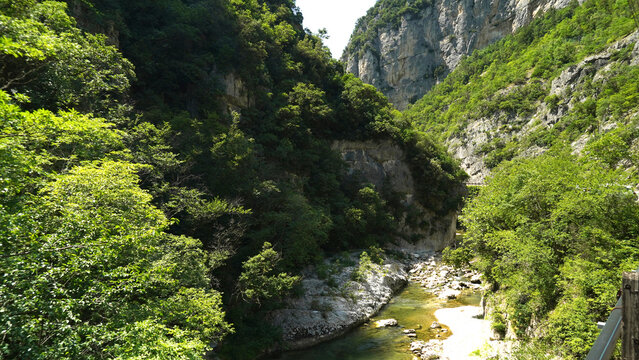 Panorama estivo della gola delle grotte di Frasassi, Ancona, Marche,Italia