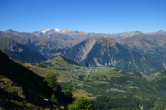 Le Plateau des Albiez. Albiez-Montrond et Le Mollard. Au pied des Aiguilles d'Arves. Massif des Arves - Savoie - Alpes.