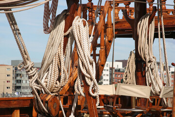 Pulleys and ropes of sailing ships