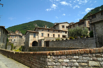 Obraz premium i vicoli i sottopassi e la struttura medievale perfettamente conservata del borgo di Gubbio, Umbria, Italia 
