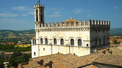 Fototapeta premium i vicoli i sottopassi e la struttura medievale perfettamente conservata del borgo di Gubbio, Umbria, Italia 