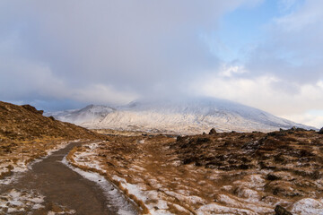 雪に覆われたスナイフェルスヨークトル山と登山道（アイスランド）