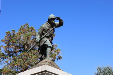 Monument aux morts de la première guerre mondiale dans le jardin du bout du monde, ville de Chateau Gontier sur Mayenne, département de la Mayenne, France