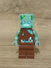 Obraz premium Whimsical block figures a pink pig-like character with a golden weapon and a grey animal holding a fresh carrot, posed on wood, symbolizing fantasy play and imaginative adventure