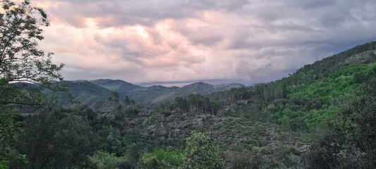 Ciel d'apocalypse au-dessus de la Vallée Française (parc national des Cévennes)