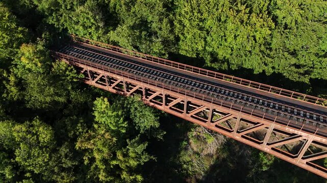 Viaduc Eiffel pr&egrave;s du village de Serrouville, en Meurthe et Moselle, Lorraine. L'ancien pont ferroviaire d&eacute;saffect&eacute; est un ouvrage d'art qui rouille au fil des saisons.