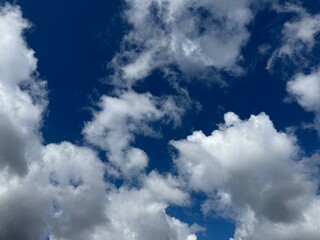 Obraz premium Blue sky with fluffy cumulus clouds.