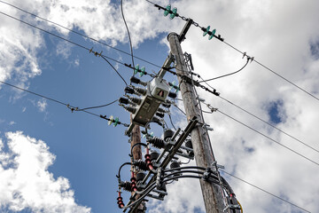 High voltage pylon structure