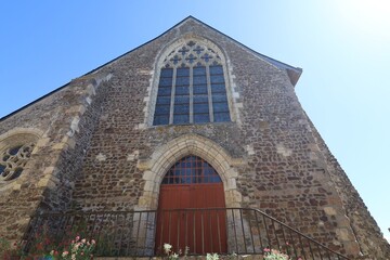Fototapeta premium Eglise Saint Denis, église romane, village de Saint Denis d'Anjou, département de la Mayenne, France