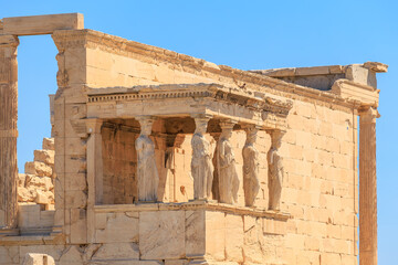 Obraz premium The building has a lot of statues of women on it, Acropolis in Athens